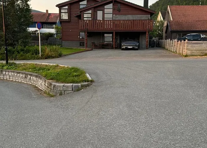 Very Centrally Located Apartment With Free Parking